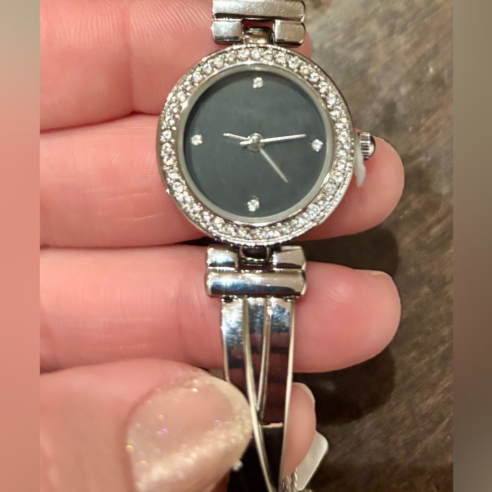 New Women’s Analog Wrist Watch With Authentic Swarovski Crystals & Overlap Band